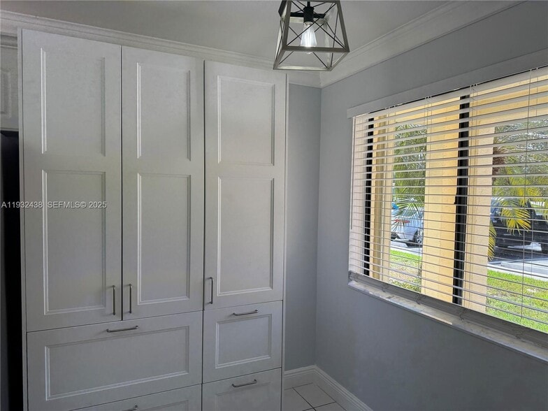 Building Photo - 185 Lakeview Dr