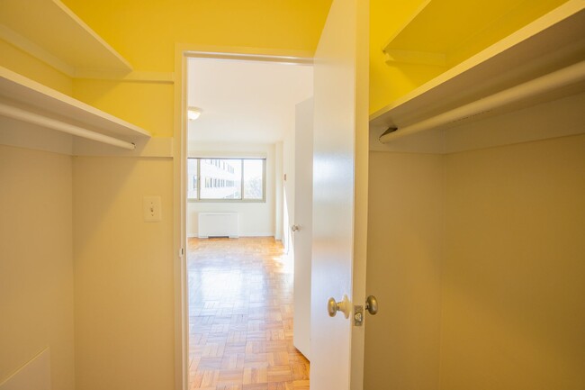 Building Photo - Stunning 2 Bedroom & Den Condo in Wakefield!