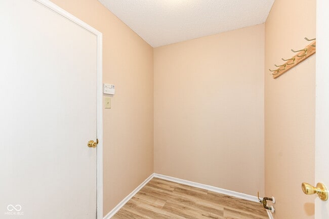 Building Photo - 1155 Redwood Dr