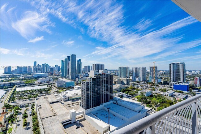 Building Photo - 1750 N Bayshore Dr