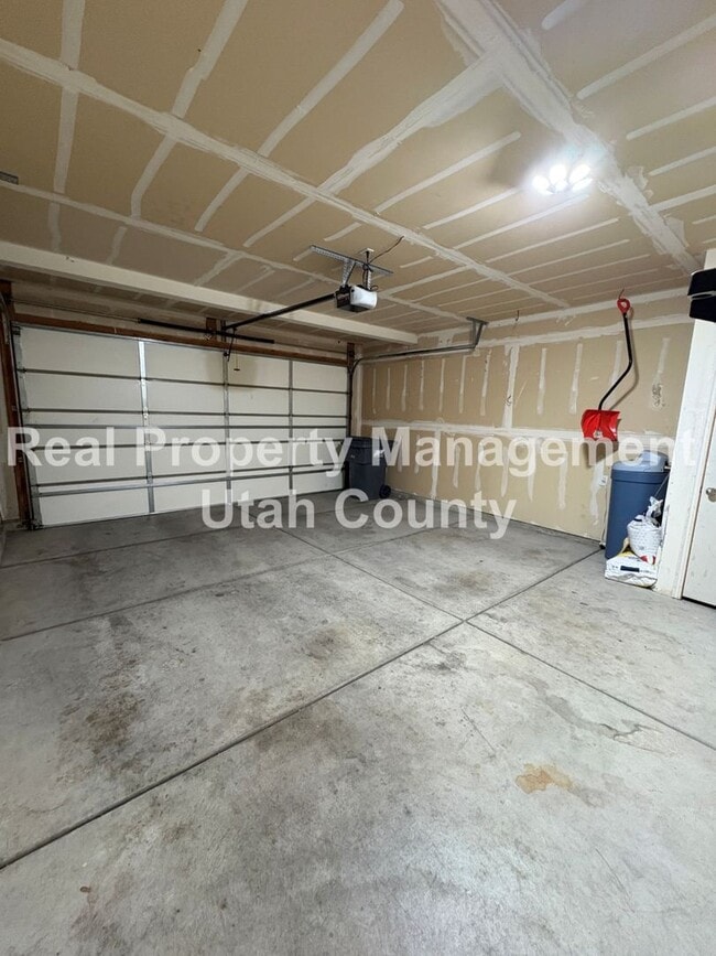 Building Photo - Beautiful townhome in Pleasant Grove