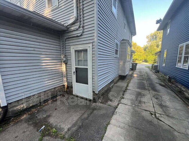 Building Photo - 5542 N College Ave