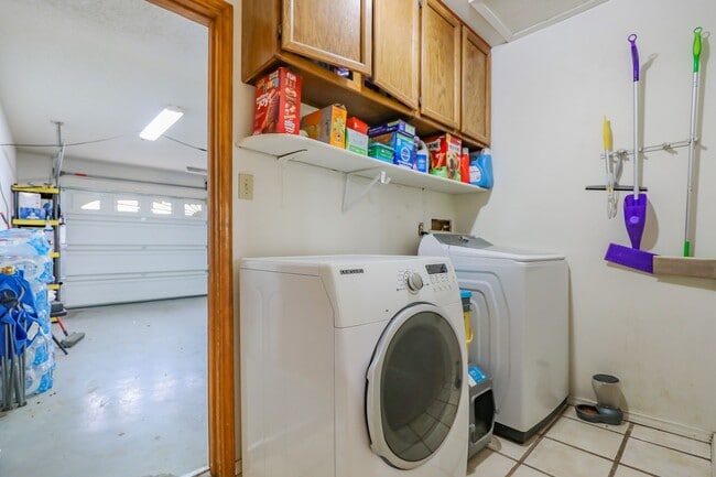 Building Photo - Spacious 3 Bedroom 2 bath with Solar Panels