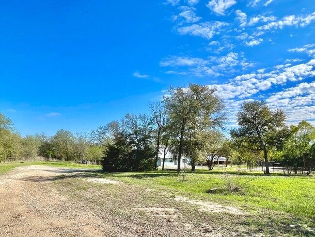 Building Photo - House on 5 Acres East of Austin!