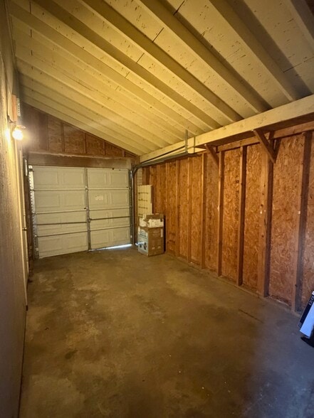 garage - 410 Vista W Ct