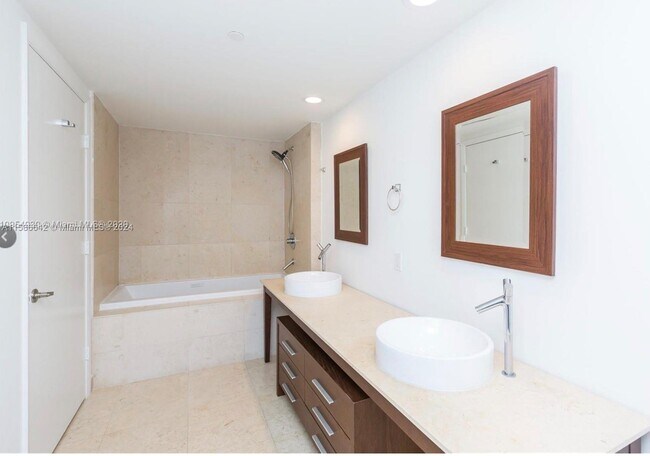 Building Photo - 465 Brickell Ave