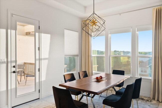 Building Photo - 913 Almeria Bend