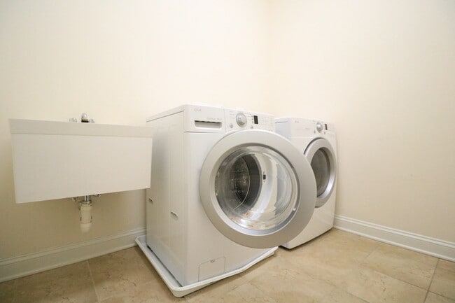 Building Photo - SHORT TERM LEASE AVAILABLE -- Luxury TH in Bethesda - 4 bed + 3.5 ba - Elevator TH in Gated commu...