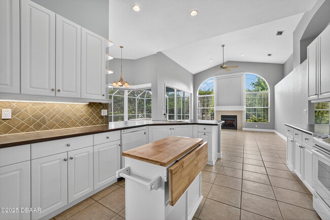 Building Photo - 1201 Hampstead Ln