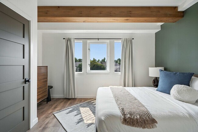 Building Photo - 925 NE 23rd Ave