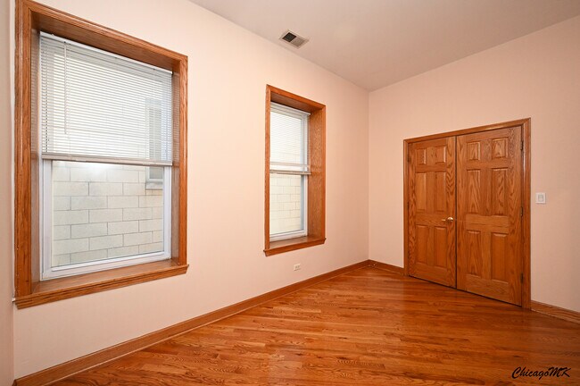 Building Photo - 1535 N Paulina St