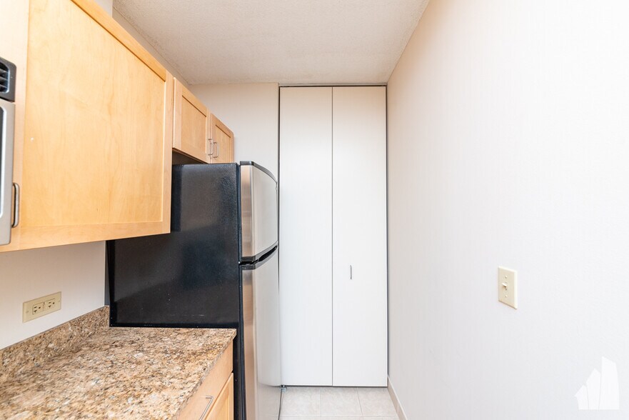 Building Photo - 222 N Columbus Dr