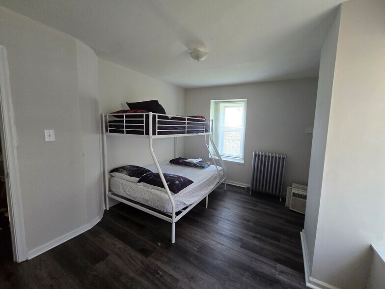Building Photo - 403 Elm St