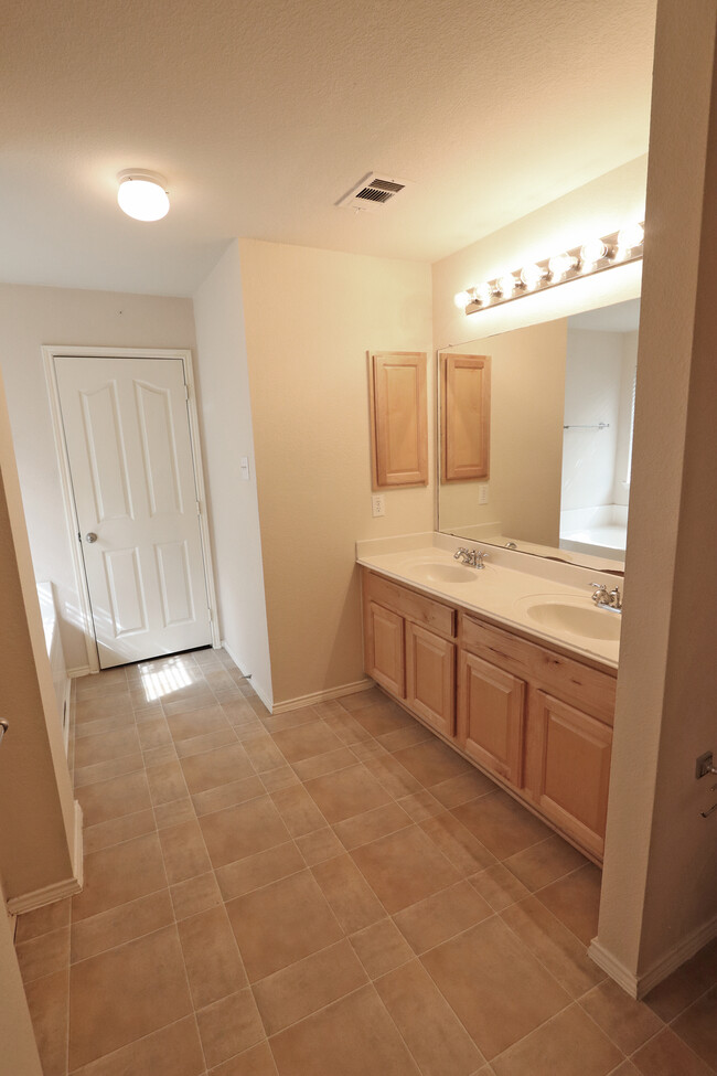 Building Photo - 1000 Warbler Ln