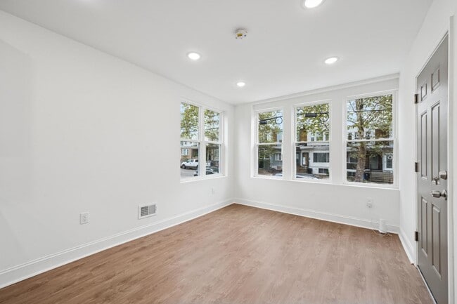 Building Photo - 2534 S 61st St