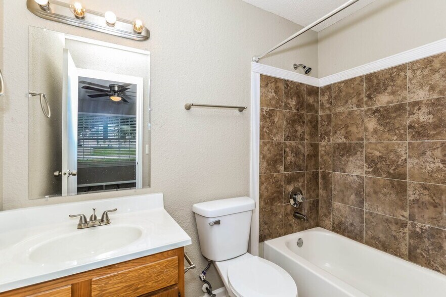 Building Photo - 4009 Dogwood Ln