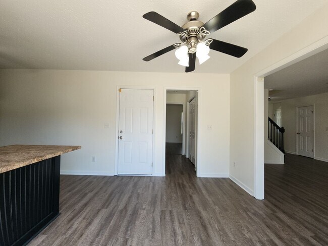 Building Photo - 205 Ashcroft Dr