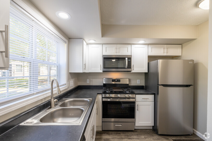 3BR, 1.5BA - 1,120SF - Kitchen - Edge at 1010 Apartments