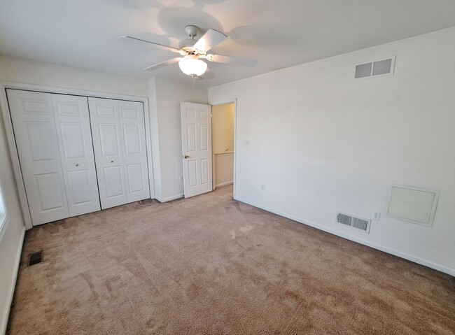 Building Photo - 2 Bed / 1-1/2 Bath Townhome