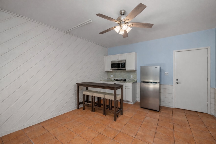 Building Photo - 1118 E Esperanza St