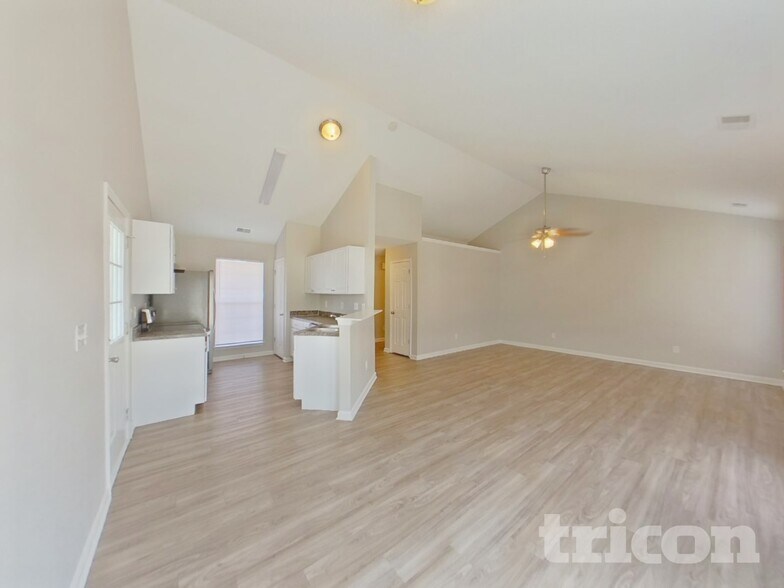 Building Photo - 1401 May Oak Cir