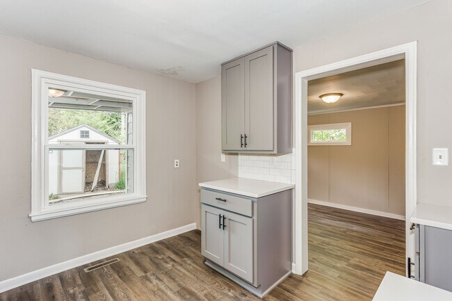 Building Photo - Three Bed for March move in!