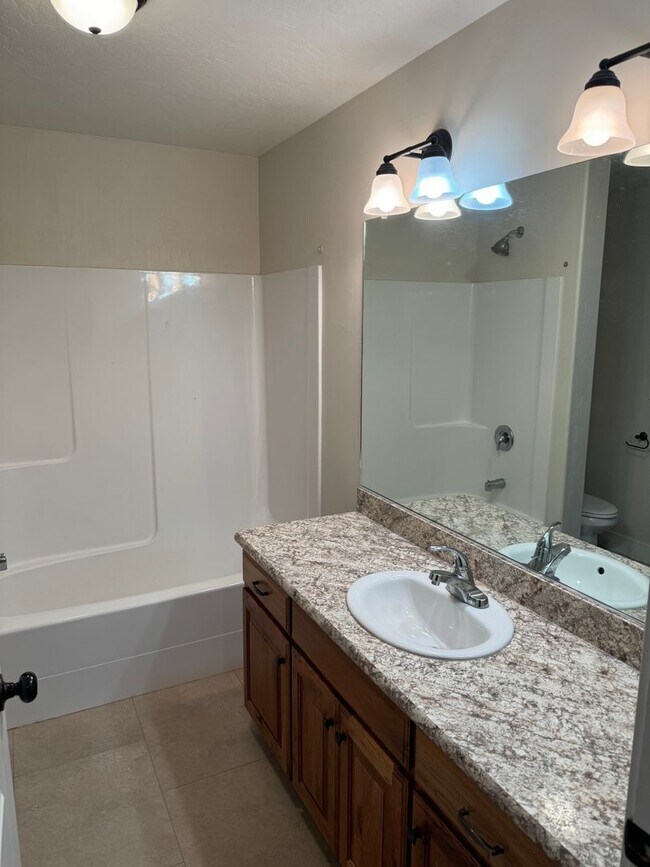 Building Photo - Spacious Townhome for rent in Rexburg