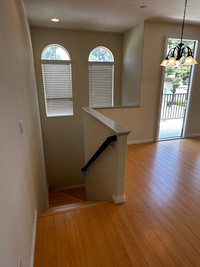 Building Photo - 310 Sunset Way