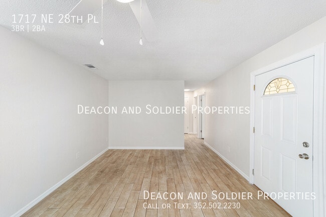 Building Photo - 1717 NE 28th Pl