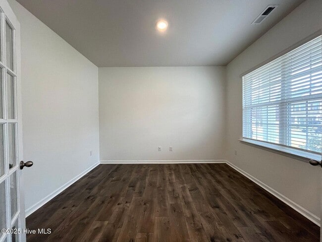 Building Photo - 275 Roberts Pl