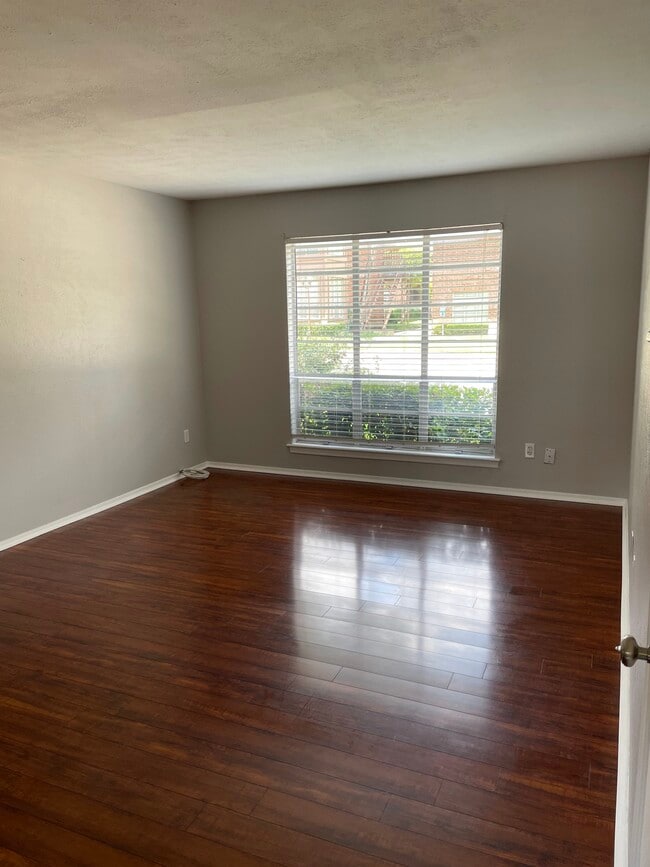 Living Room - 10590 High Hollows Dr