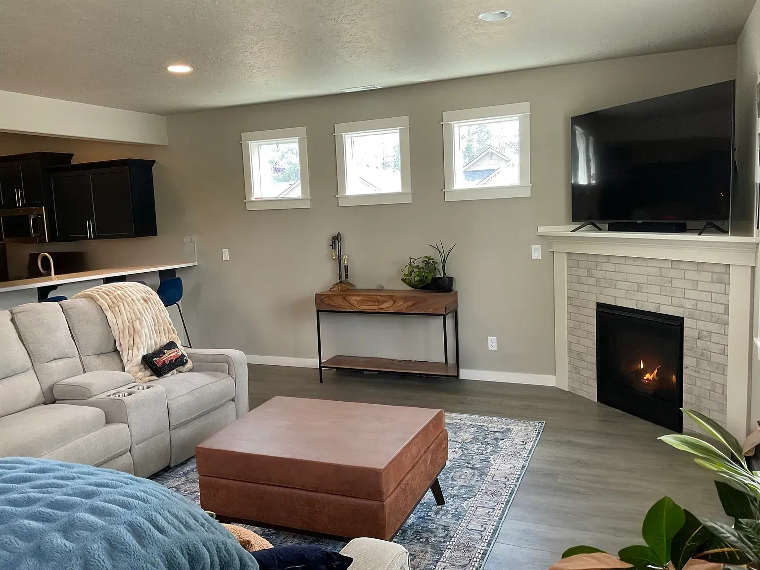 Living Room - 616 N Willitts St