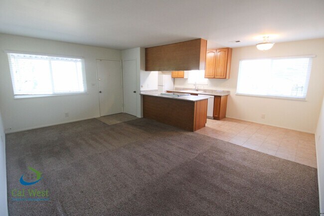 Building Photo - $2395 - 2 Beds/1 Bath Upstairs Condo Near ...
