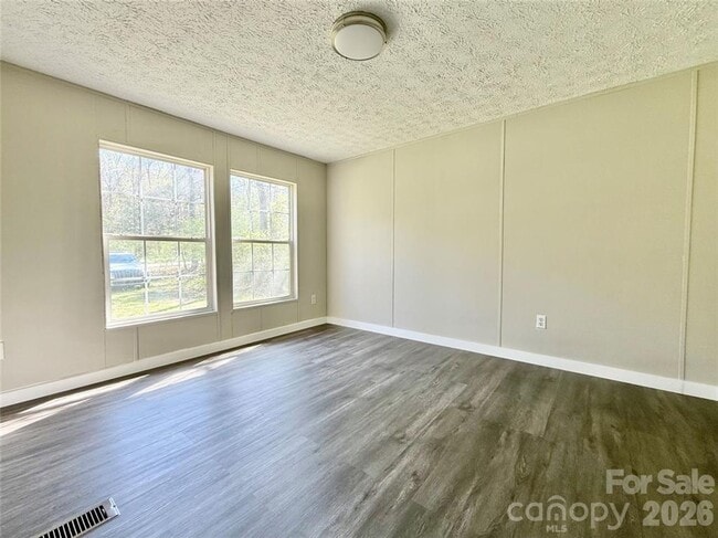 Building Photo - 4 Bedroom/2 Bath Home for Rent