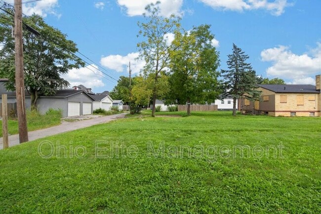 Building Photo - 1094 Oakwood Ave