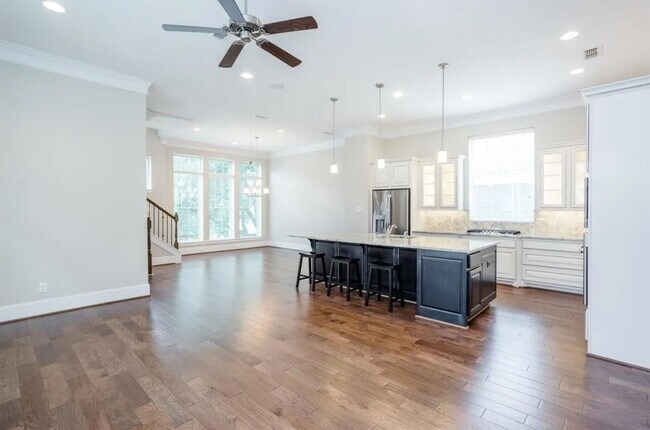 Building Photo - Stunning 3BR/3.5BA David Weekley Former Mo...