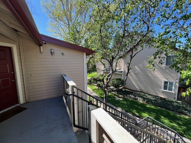 Building Photo - 1018 Cedar Gables Dr