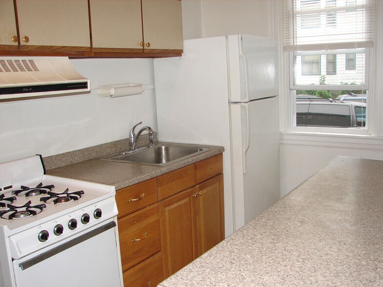 kitchen - 1037 N Brandywine Ave
