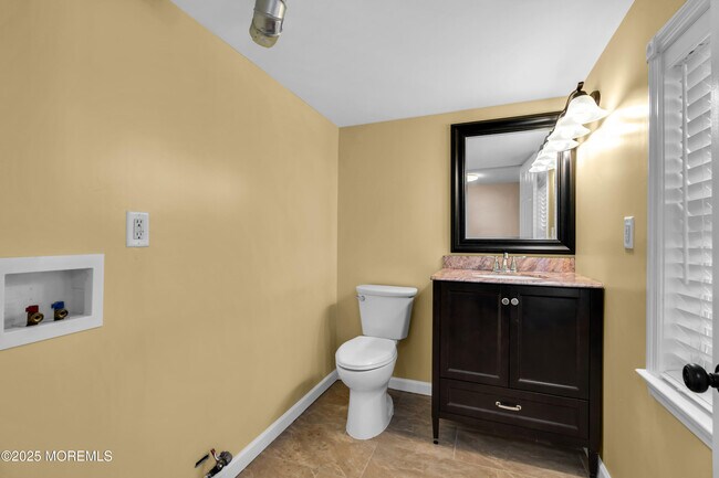 Building Photo - 493 Sairs Ave