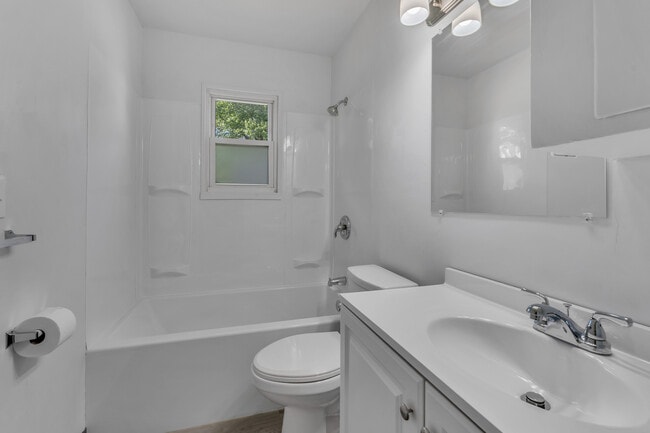 Building Photo - 610 Elm St