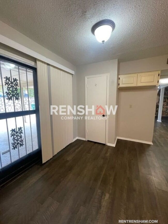 Building Photo - Unique 3 Bed / 2.5 Bath Condo - Move in Re...
