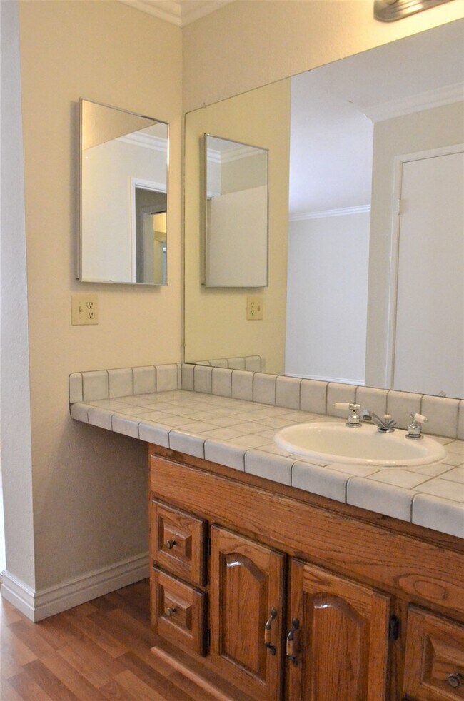 Building Photo - Ground Floor Condo in Wonderful Warm Sprin...