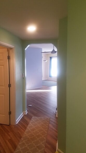 Building Photo - 290 Riverbend Dr