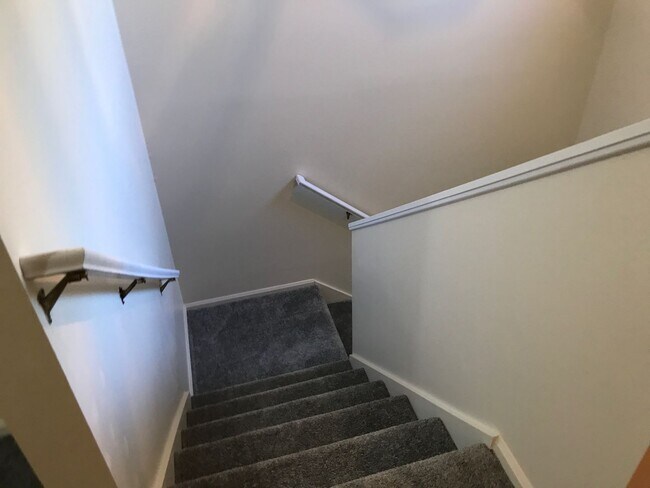 Building Photo - 3 bedroom 2 bath Thurston Hills town house