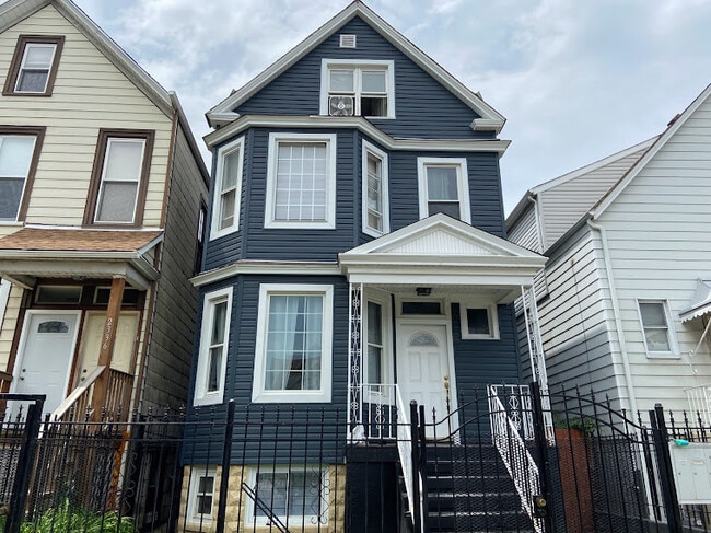 Primary Photo - 2338 N Ridgeway Ave