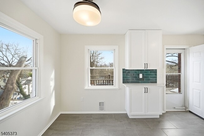 Building Photo - 76 Mt Kemble Ave