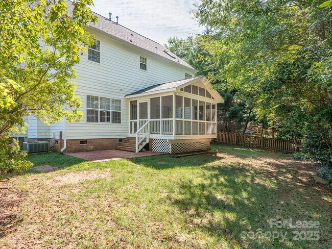 Building Photo - 6211 Rosebriar Ln