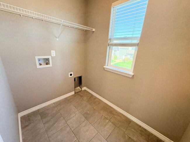 Building Photo - Beautiful 3 Bed, 2.5 Bath House in Windsor!
