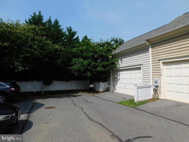 Building Photo - 724 Ridgemont Ave