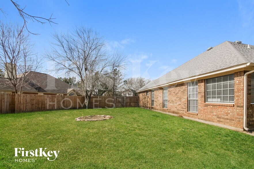 Building Photo - 903 Hillwood Ct